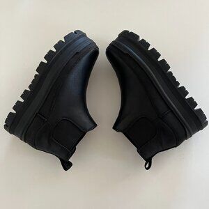 UGG Merina waterproof platform lug sole boot / 39 or 8 / black